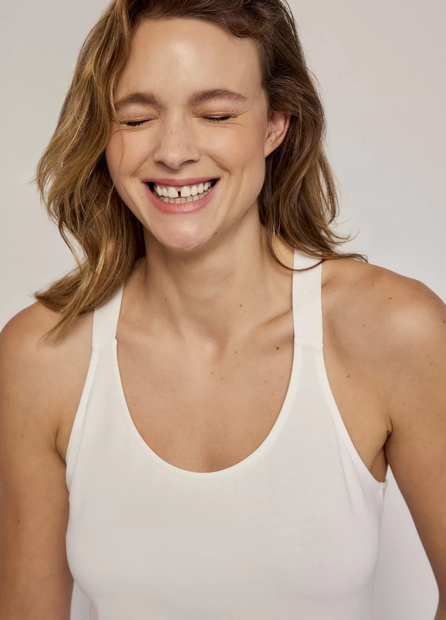DAMES Summum Luxury Basic Singlettop Met Gekruiste Schouderbanden